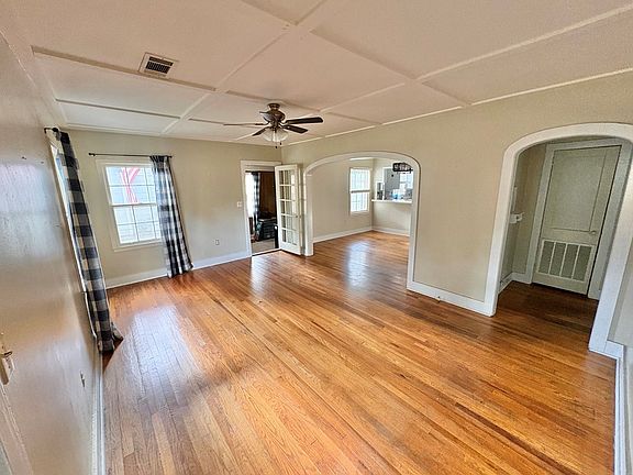 3rd image of 806 University St