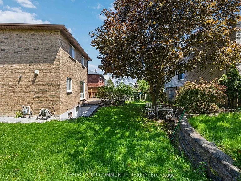 251 Osmond Cres — Photo 34