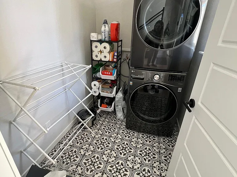 Washer/dryer + mudroom.