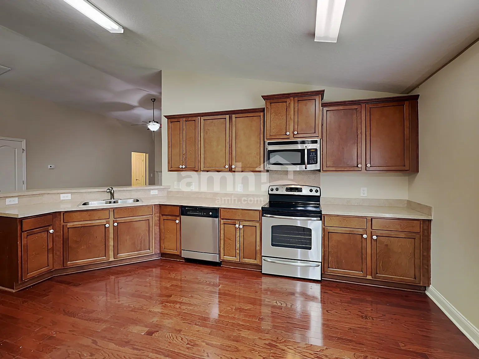 4 bed, 2.0 bath, 1903 sqft, $2,400 — Photo 3