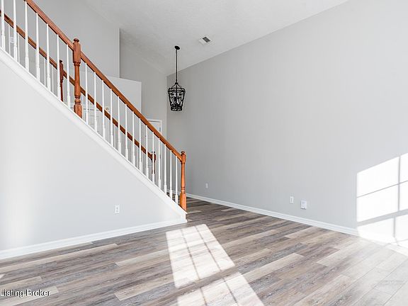 3rd image of 832 Winding Oak Trl