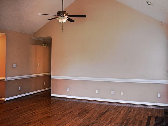 5th image of 202 Wesley Dr