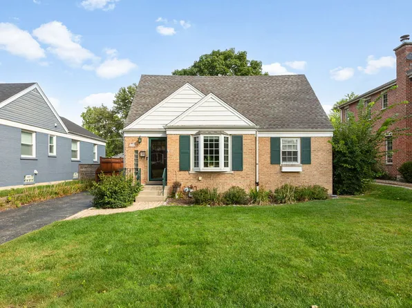 2140 Walnut Ct, Glenview, IL 60025