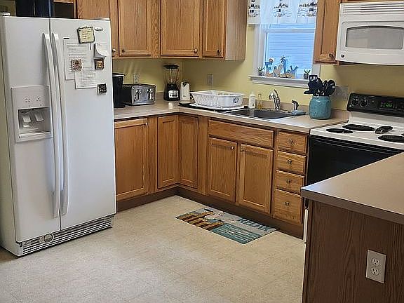 3rd image of 22819 Holly Way E