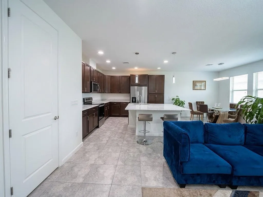 3 bed, 2.5 bath, 2138 sqft, $3,500 — Photo 3