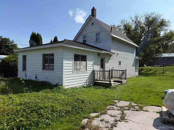 515 E Prospect St, Munising, MI 49862