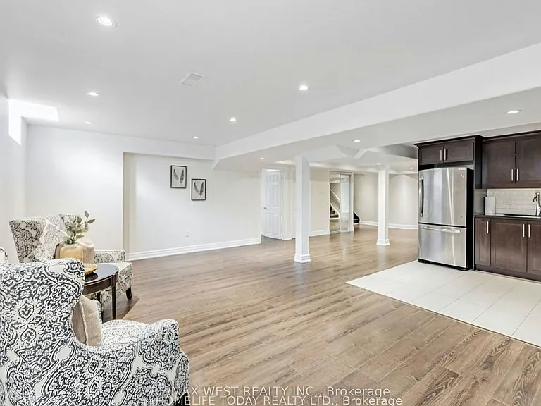 Valley Ridge Cres — Photo 2