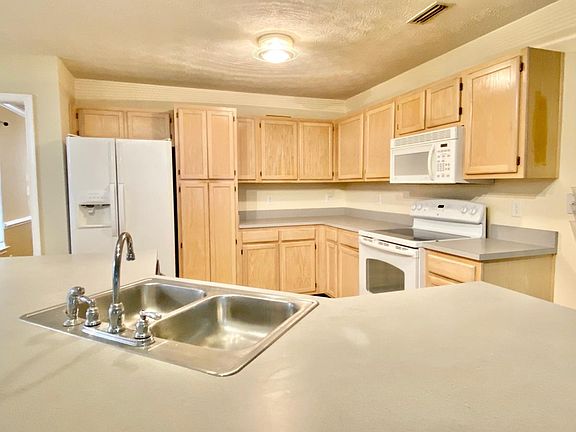 5th image of 104 Edwards Ct