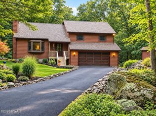 136 Pocono Circle Dr W, Dingmans Ferry, PA 18328
