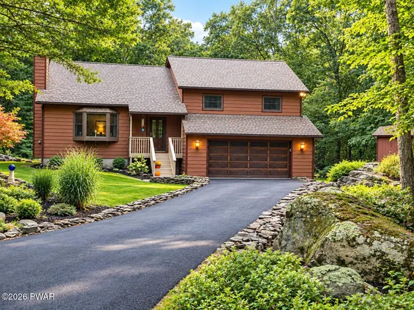 136 Pocono Circle Dr W, Dingmans Ferry, PA 18328