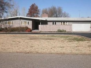 414 E 33rd Ave, Winfield, KS 67156