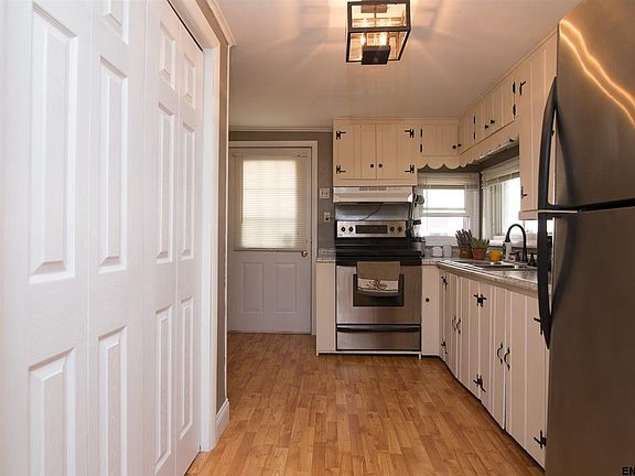 3rd image of 4 Montcalm St