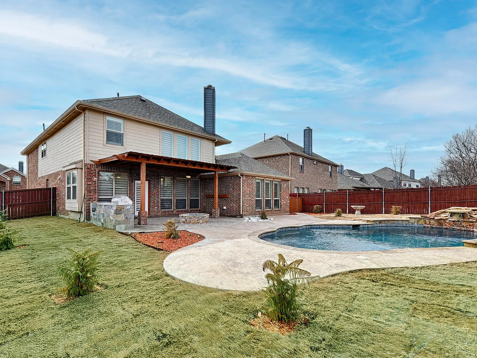 6 bed, 3748 sqft, $4,100 — Photo 2