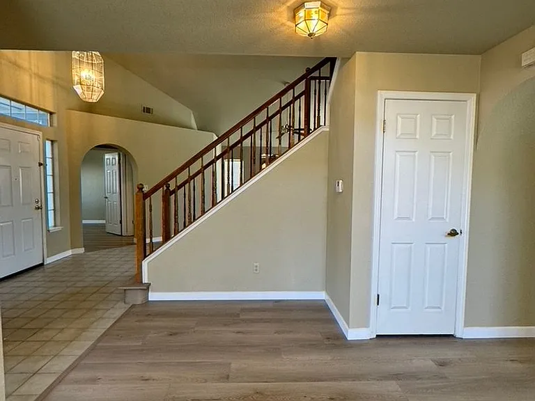 1820 Bayberry Ln — Photo 6