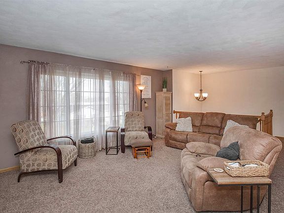 4th image of 214 Pin Oak Dr