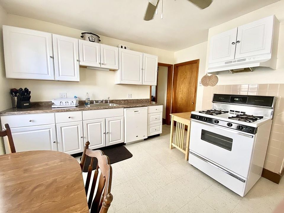 1st image of 16 Lincoln Pkwy #1