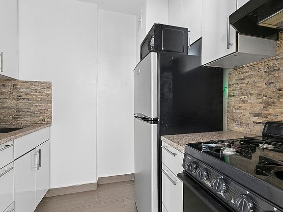 3rd image of 408 W 34th St APT 6A