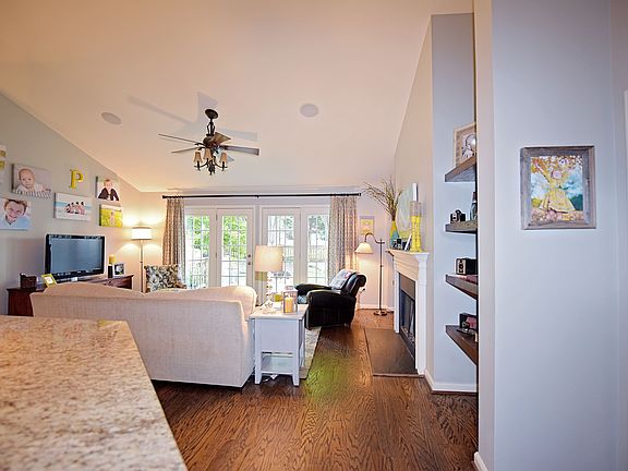 3rd image of 8 Summer Glen Dr