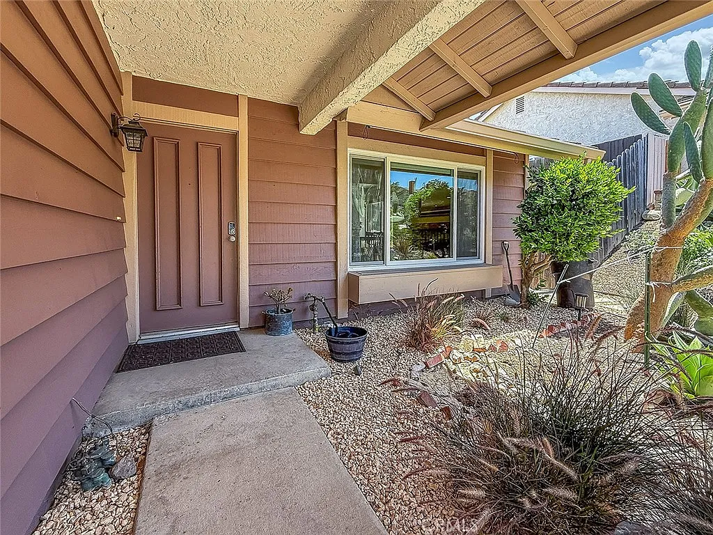 3 bed, 1348 sqft, $4,200 — Photo 2