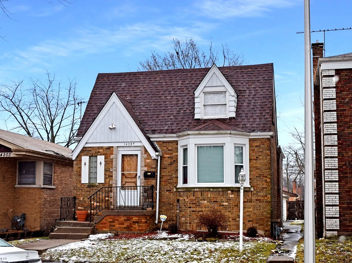 14205 S La Salle St photo 1