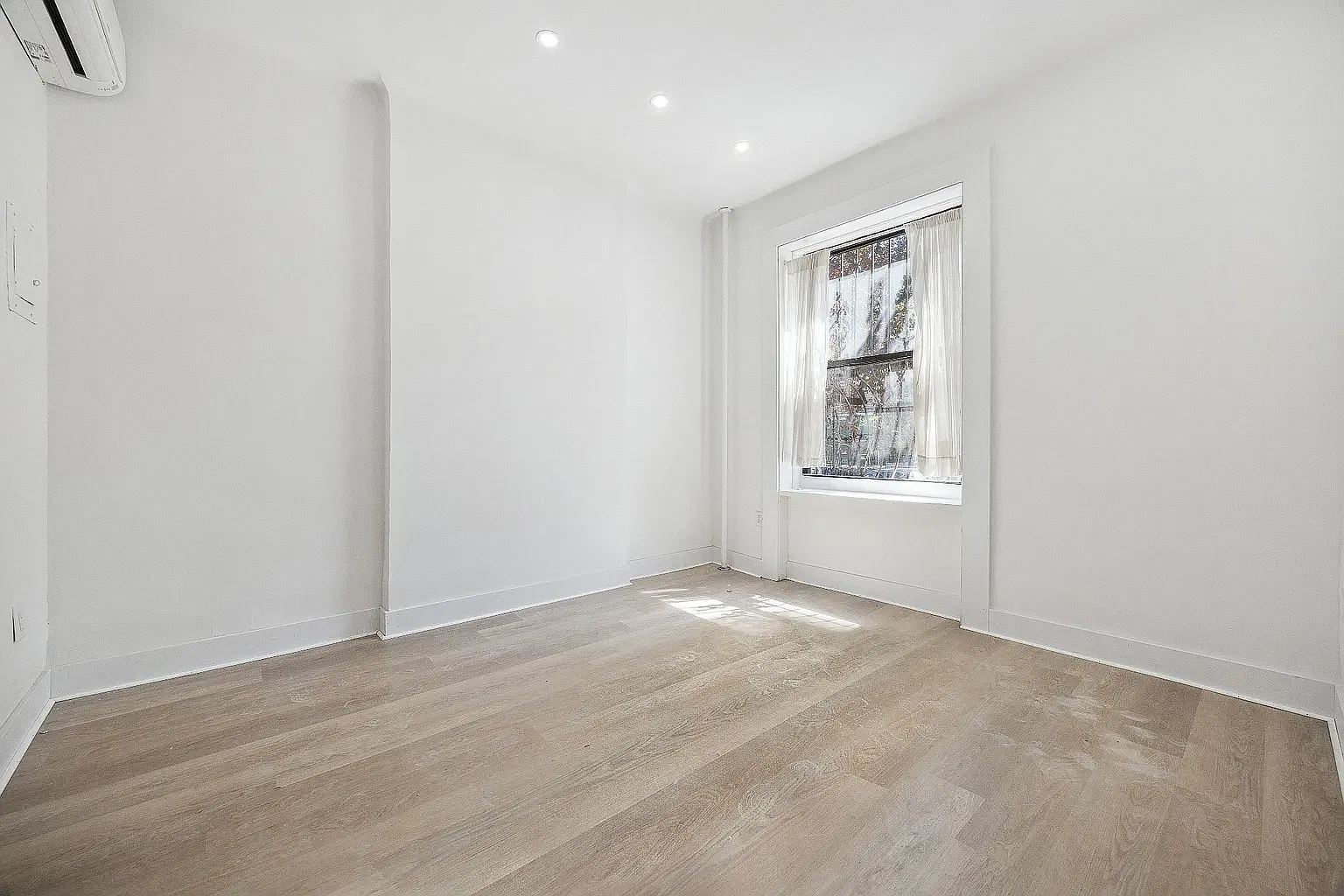 585 Park Place — Photo 2