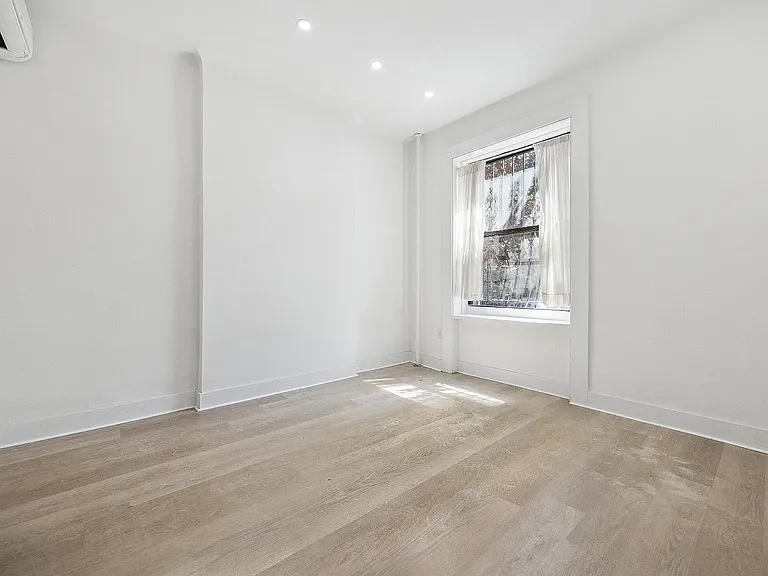 585 Park Pl #1A — Photo 2