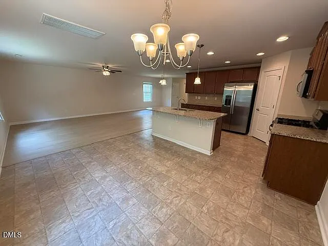 3 bed, 2.5 bath, 2392 sqft, $2,200 — Photo 3