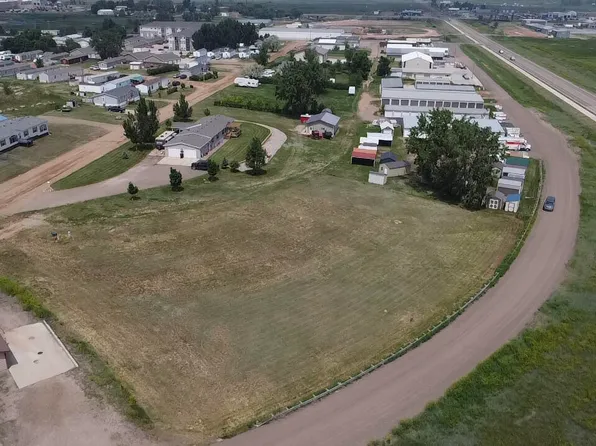 613 12th St SE, Watford City, ND 58854