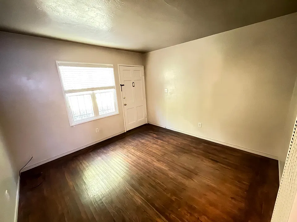 Livingroom from kitchen door.