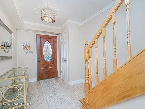 3rd image of 562 Dongan Hills Ave