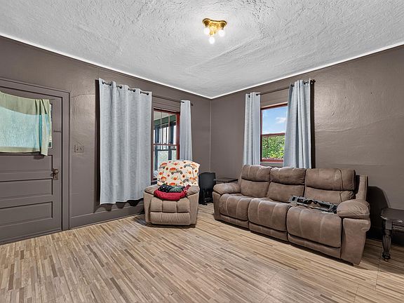 4th image of 427 1st St NE