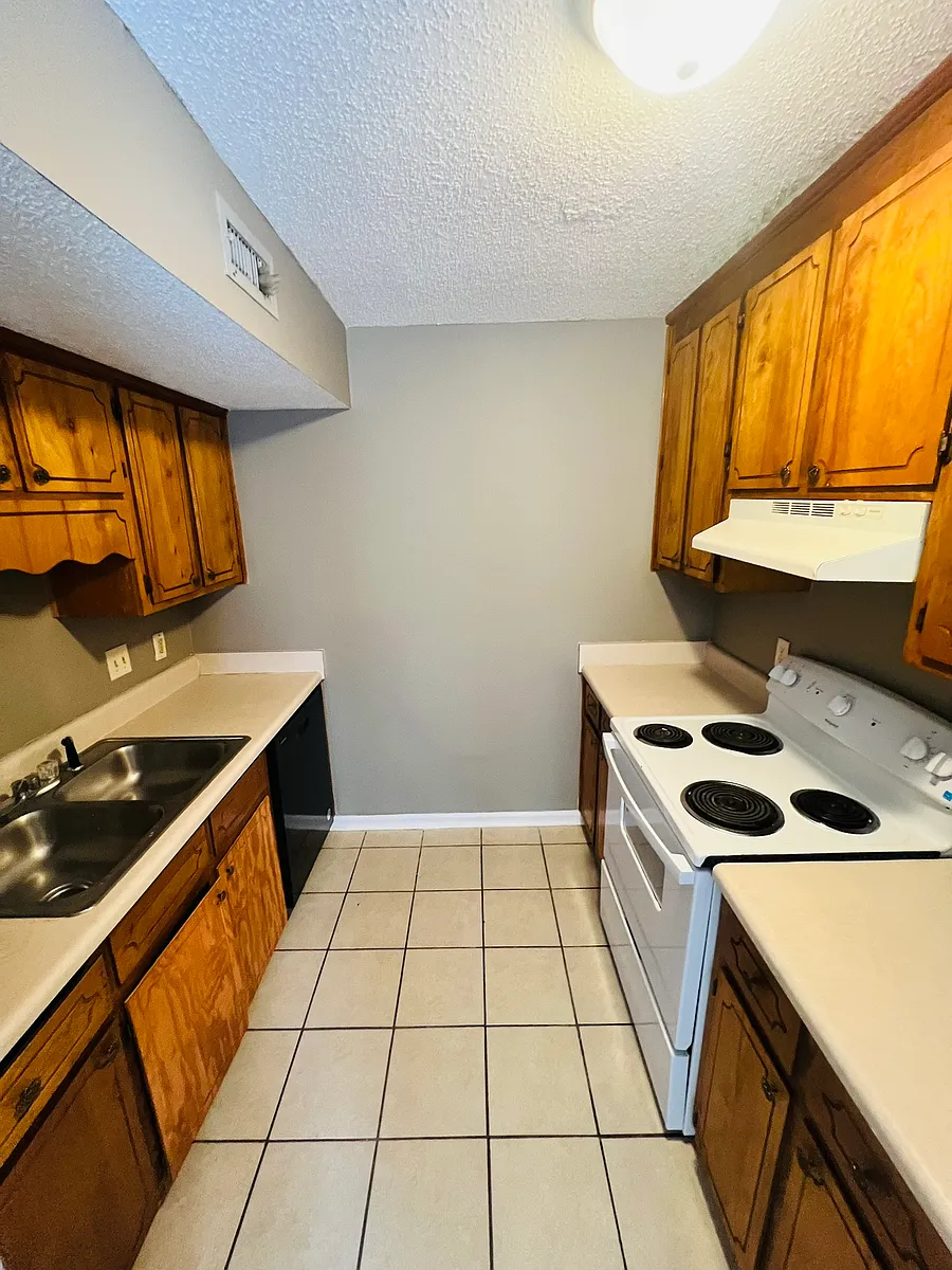 Building Photo - 2220 Shannondoah Dr