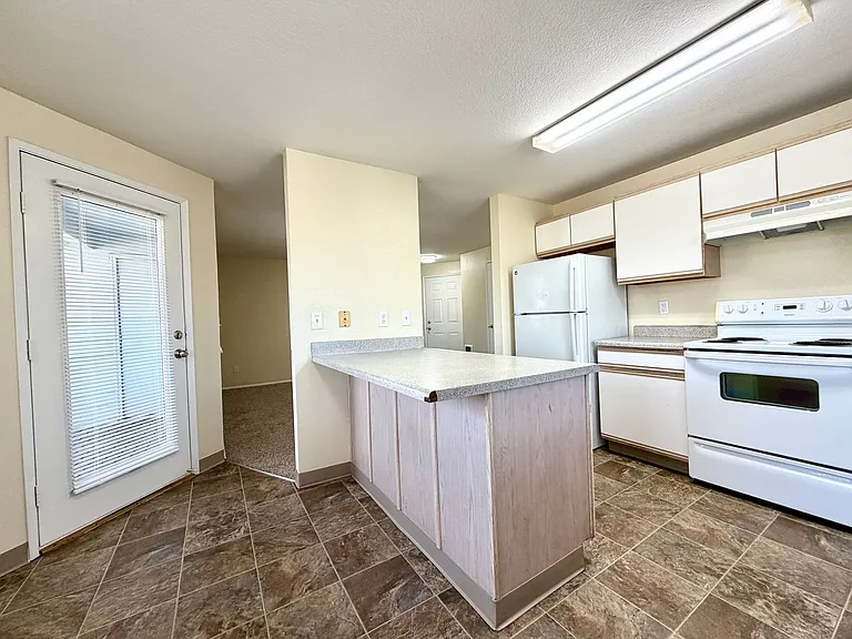 0174-06PP Lindsey Anne Apartments — Photo 5