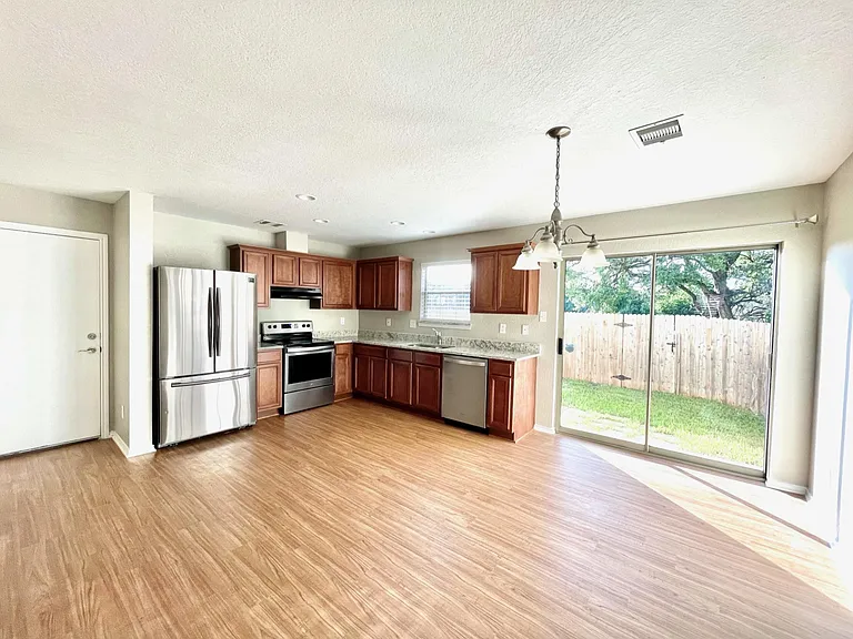 425 Hampton Cv — Photo 8