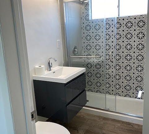 3rd image of 6326 Vinevale Ave #C