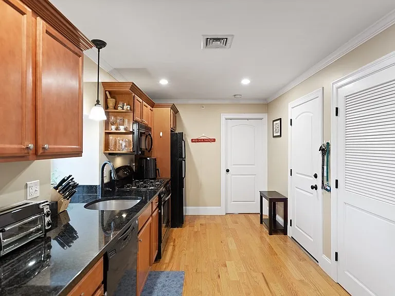 75 Pine St #31 — Photo 4