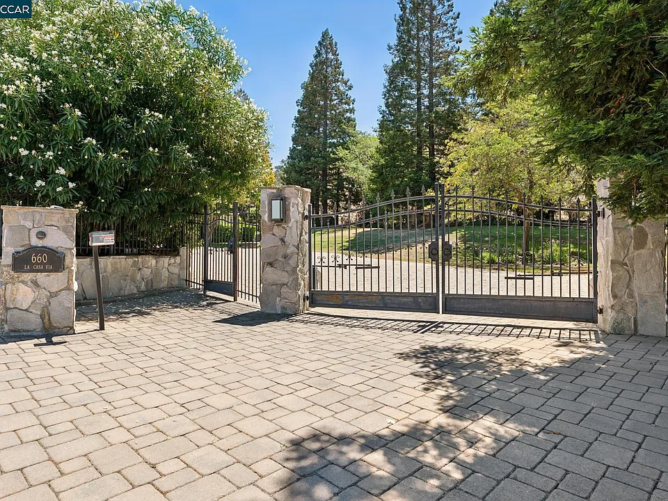 660 La Casa Via