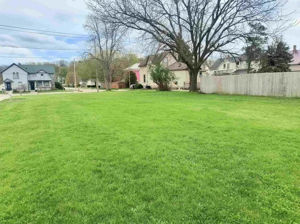 337 Washington St, Decorah, IA 52101