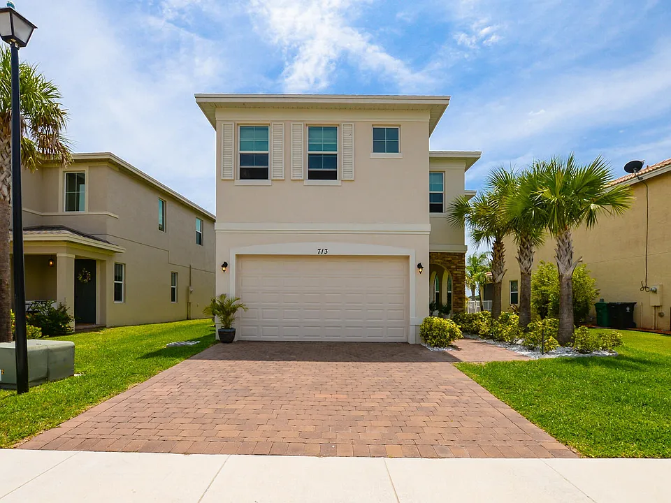713 NW Leonardo Cir