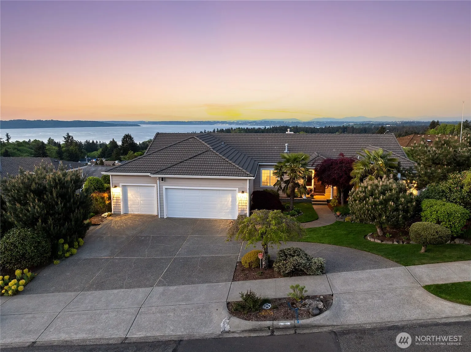 1877 Parkview Drive NE photo 1