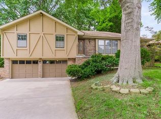 2704 S Queen Ridge Dr, Independence, MO 64055