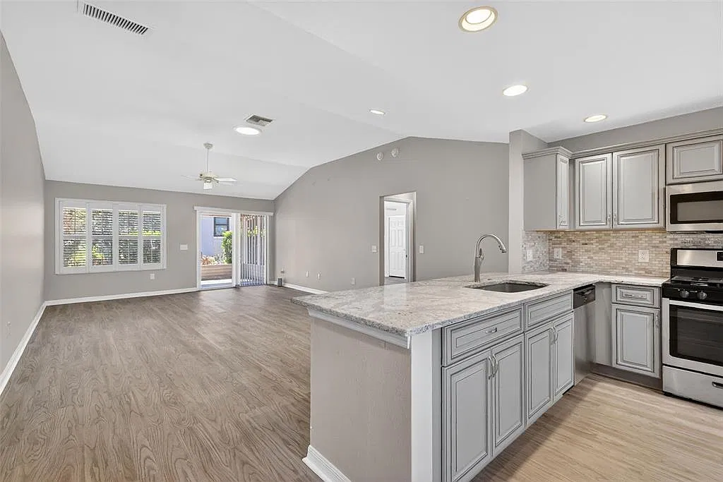 3 bed, 2.0 bath, 1597 sqft, $2,800 — Photo 4