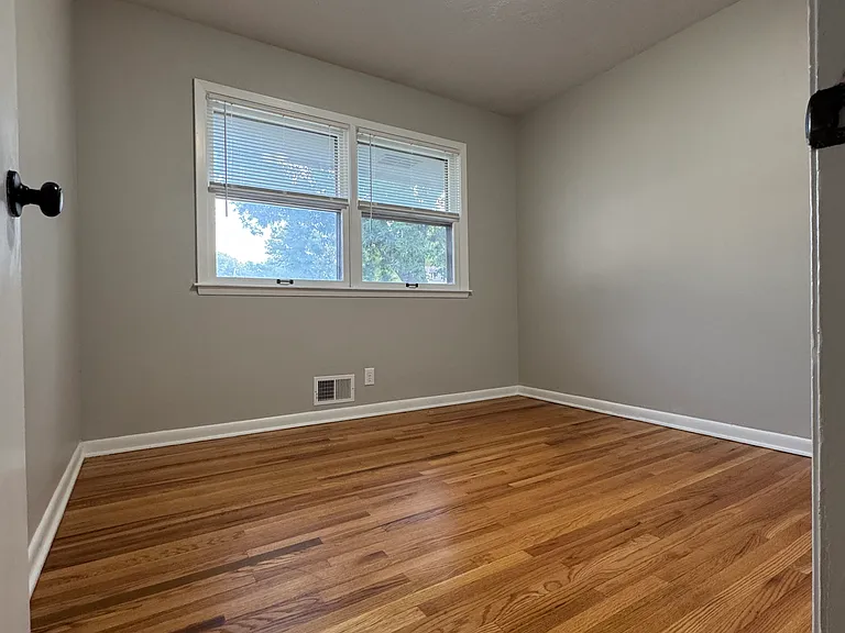1326 Nelson St — Photo 7
