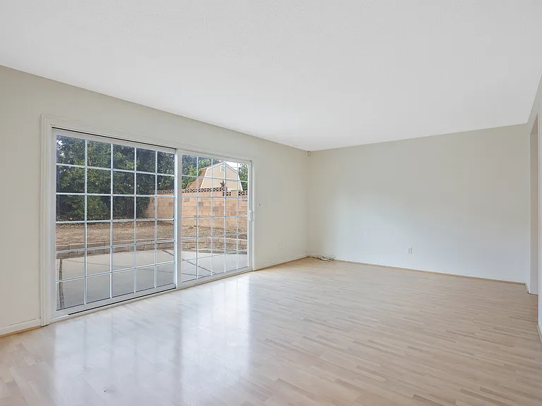 2087 Rhoda St — Photo 8