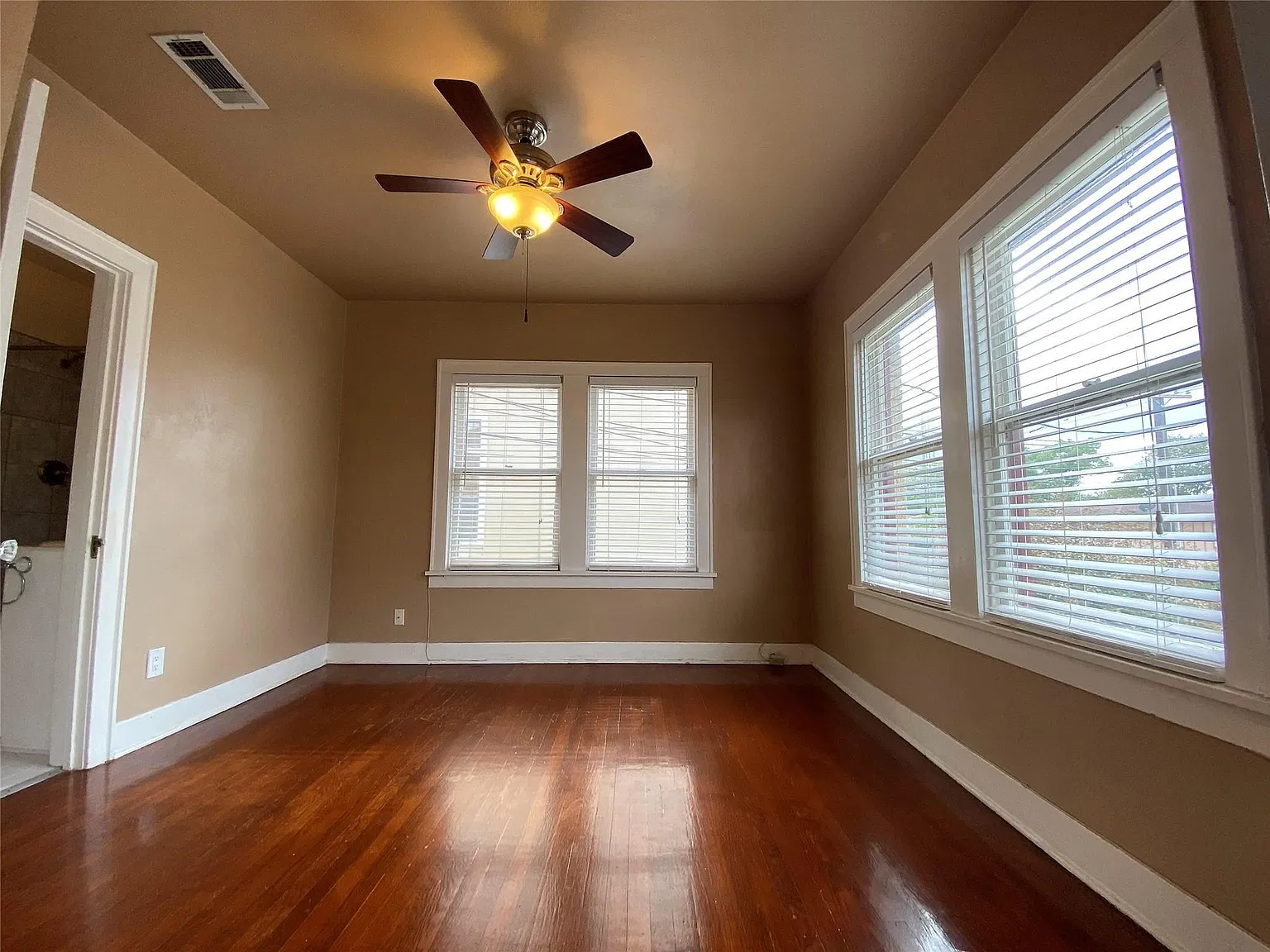 2 bed, 1.0 bath, 1089 sqft, $1,995 — Photo 3