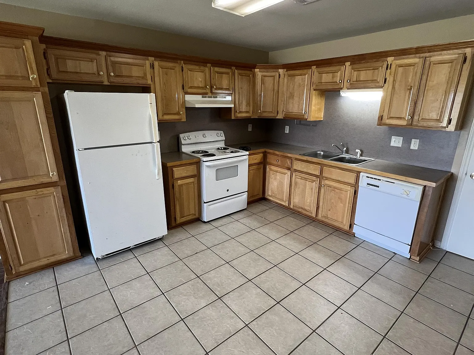1504 N Vintage Ln — Photo 2