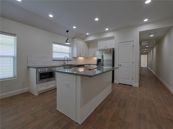 4th image of 608-610 E College St