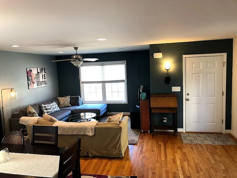 130 Roys Pl — Photo 2