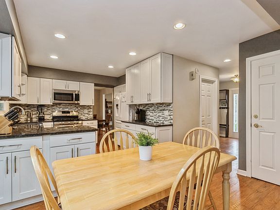 3rd image of 8 Alexandria Dr