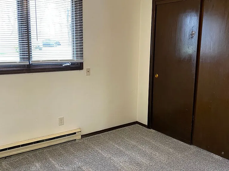 Immaculate Updated 1 & 2 Bedroom with 1 Bath — Photo 24